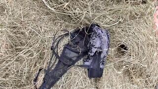 Méretes seggű vén nő cidázza a paraszt farkát a disznóólban