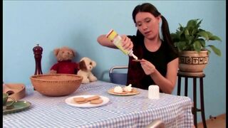 Tini bige méretes popsikája cumizza a méretes pélót mielőtt a muffja ujjazva és rakva lesz